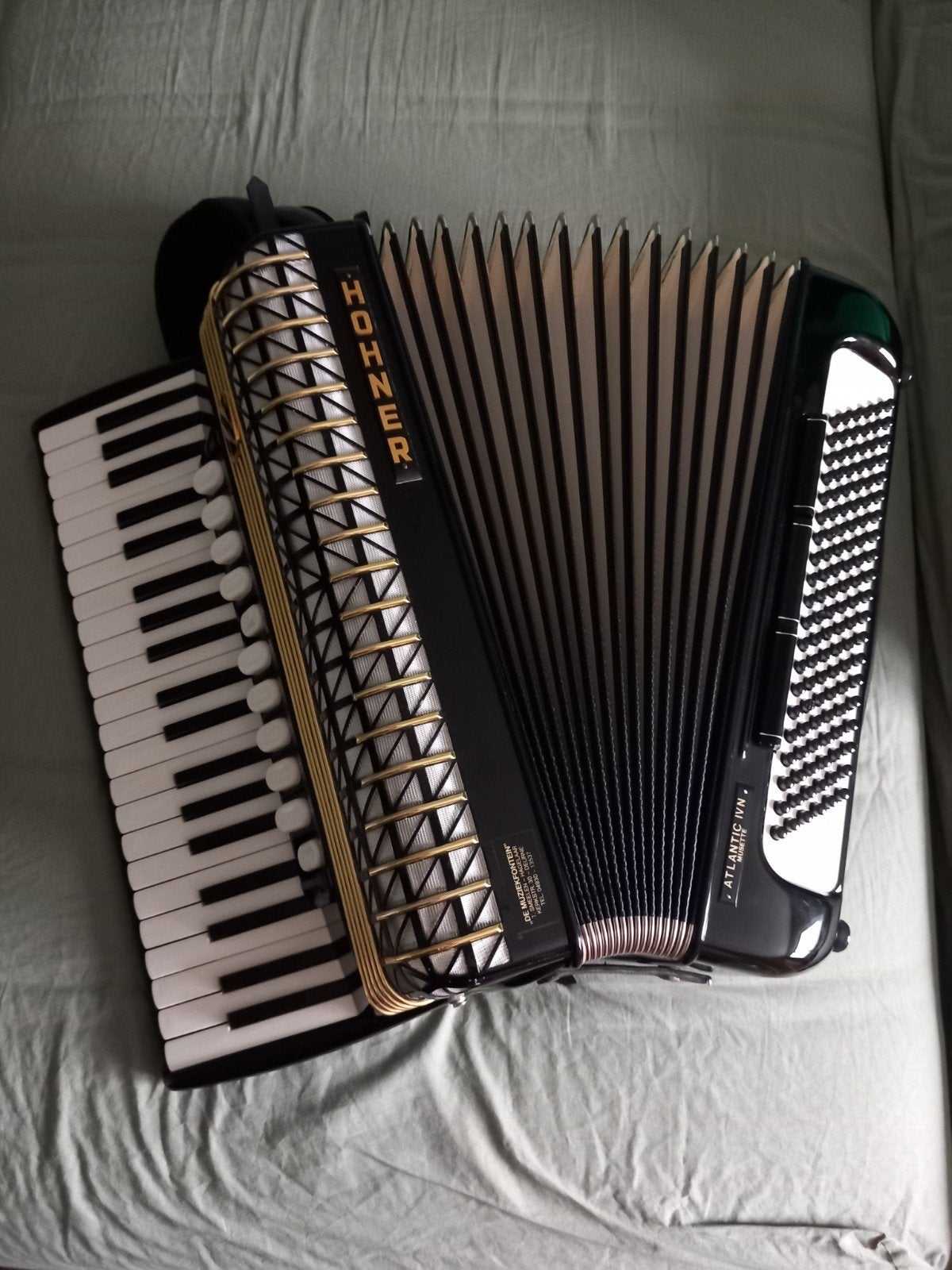 Bijzondere Hohner Atlantic IV N Musette gestemd 120 bas, Muziek en Instrumenten, Accordeons, Ophalen, Gebruikt, Met koffer, Toetsaccordeon
