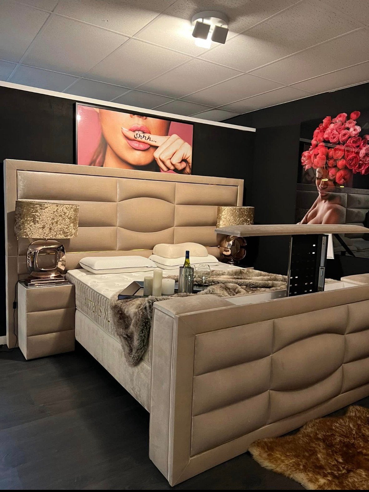 Luxe TV-boxspring 180x200 cm met Loewe TV & nachtkastjes