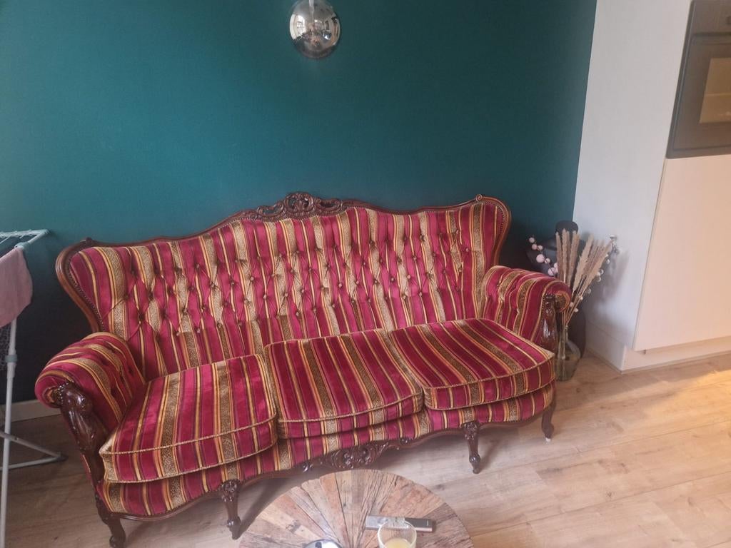 Vintage bank met rood en goud gestreepte bekleding, Ophalen