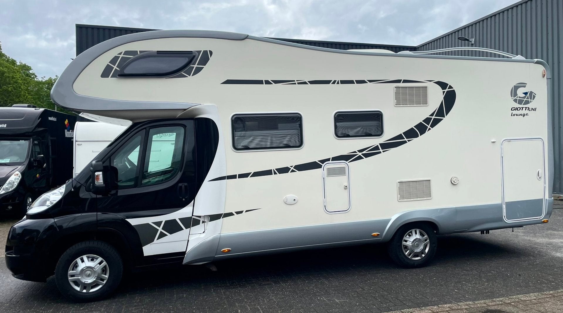 Giottiline THERRY T45 2xAIRCO LEDER LUIFEL TREKHAAK BTW, Caravans en Kamperen, Campers, Overige merken, Alkoof, Bedrijf, Koelkast
