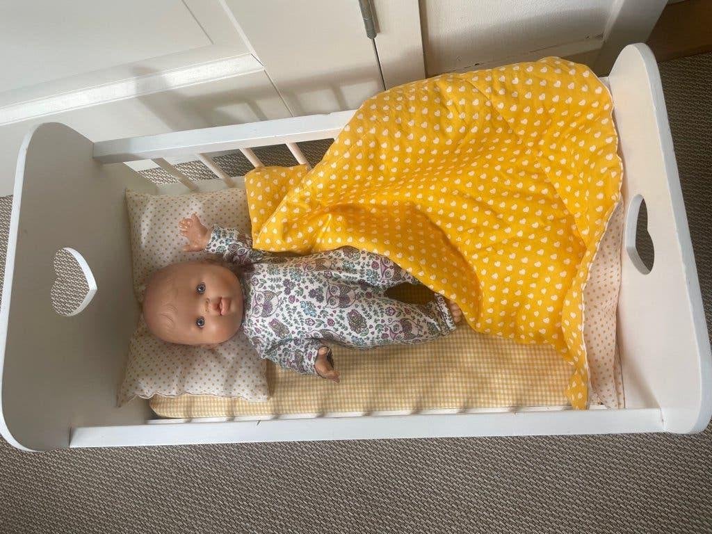 Babypop Paola reina en houten poppenbed met beddegoed, Ophalen, Gebruikt, Babypop