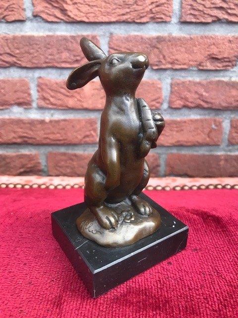 bronzen beeldje, haas met een wortel, Antiek en Kunst, Ophalen of Verzenden, Brons