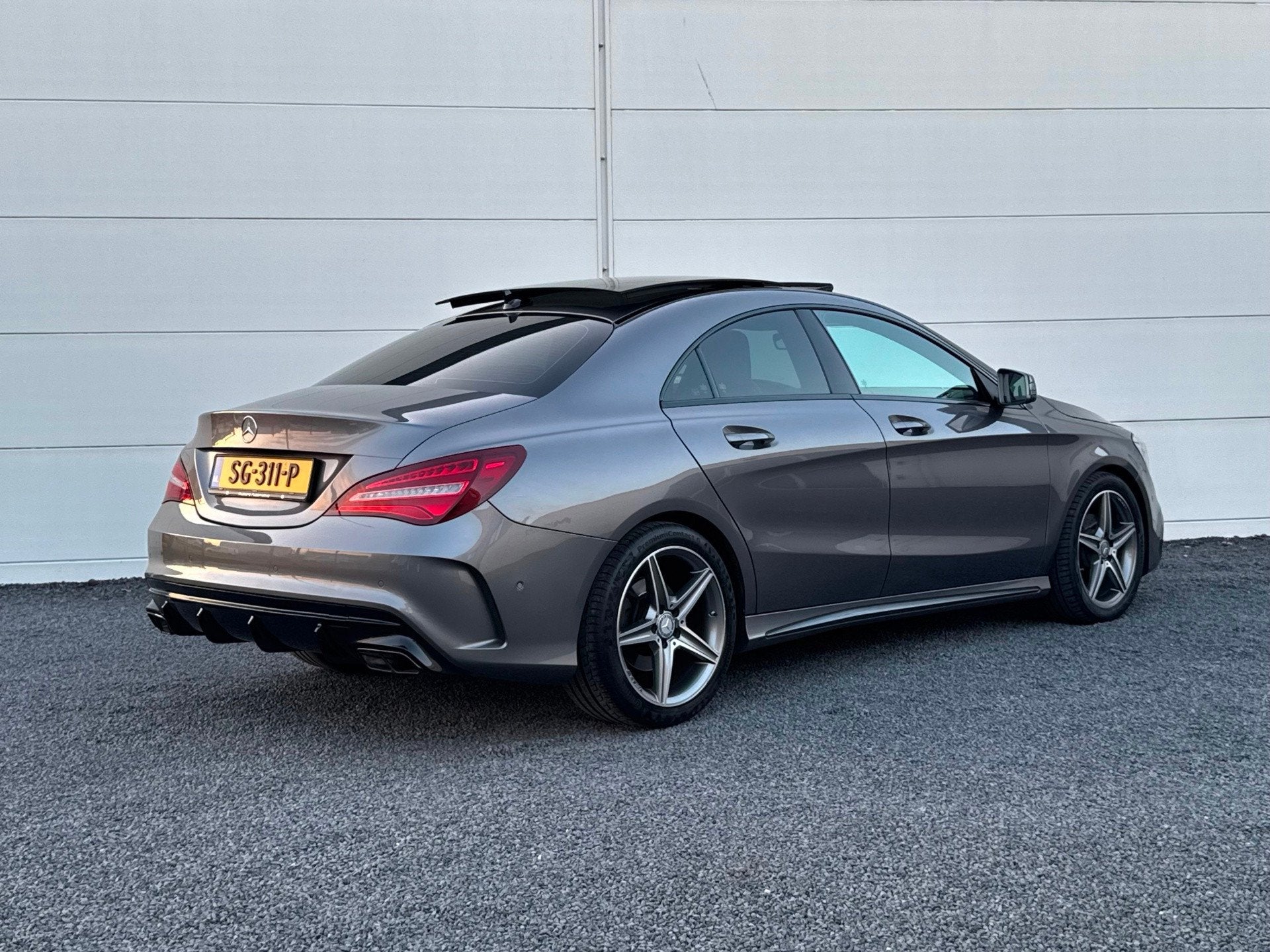 Mercedes-Benz CLA-klasse 200 Amg Org NL Pano Uitlaatklep sch, Auto's, Gebruikt, Euro 6, 715 kg, Bedrijf