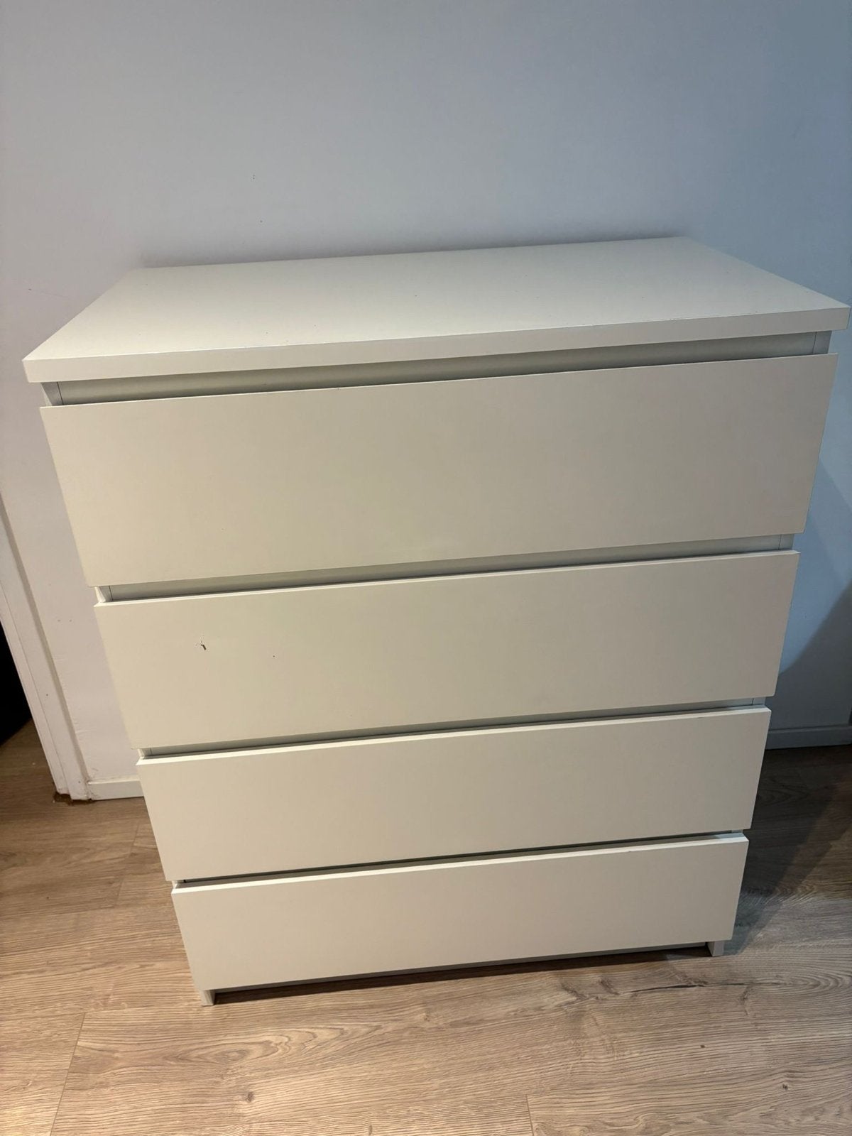 IKEA MALM ladekast met 4 laden - lichte schade bovenzijde, Huis en Inrichting, Kasten | Ladekasten, Ophalen, Gebruikt, 100 tot 150 cm