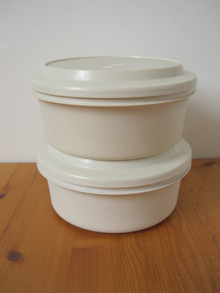 2 tupperware schalen met bijbehorende deksels, Schaal, Ophalen of Verzenden, Zo goed als nieuw, Crème