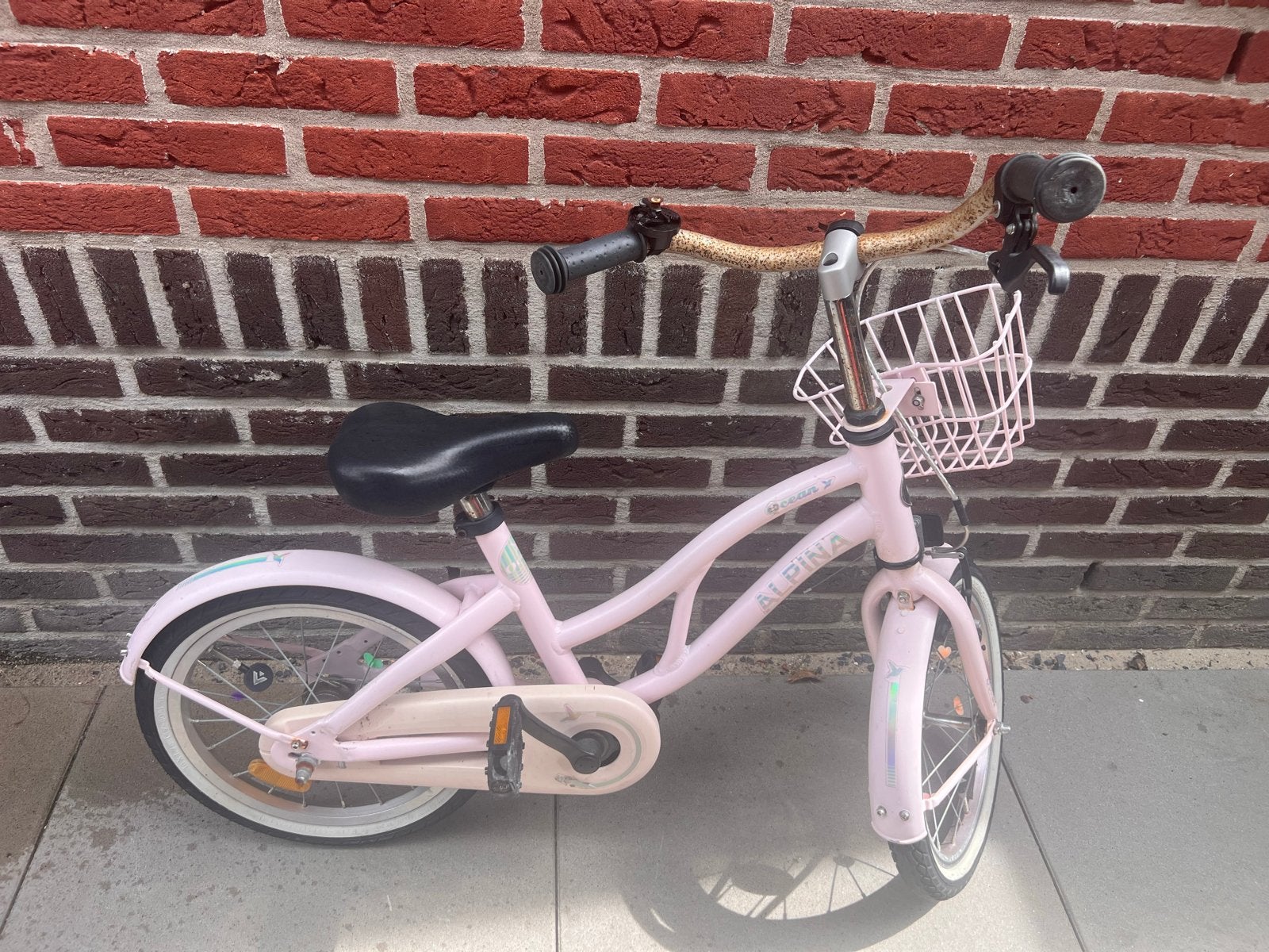 Roze Alpina kinderfiets met mandje, Fietsen en Brommers, Fietsen | Kinderfietsjes, Ophalen, Zo goed als nieuw, Terugtraprem, 16 tot 20 inch