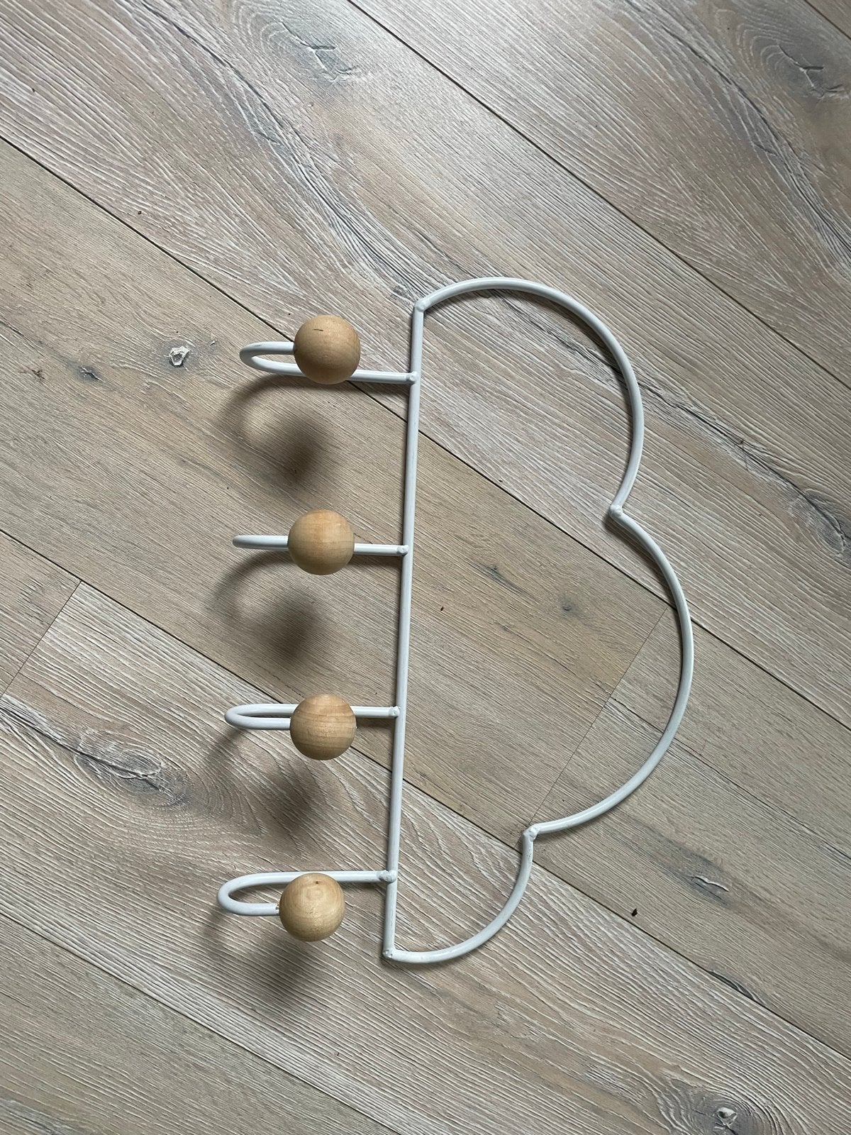 Witte wolken kapstok met houten knoppen, Wandkapstok, Gebruikt, Ophalen of Verzenden, Minder dan 100 cm
