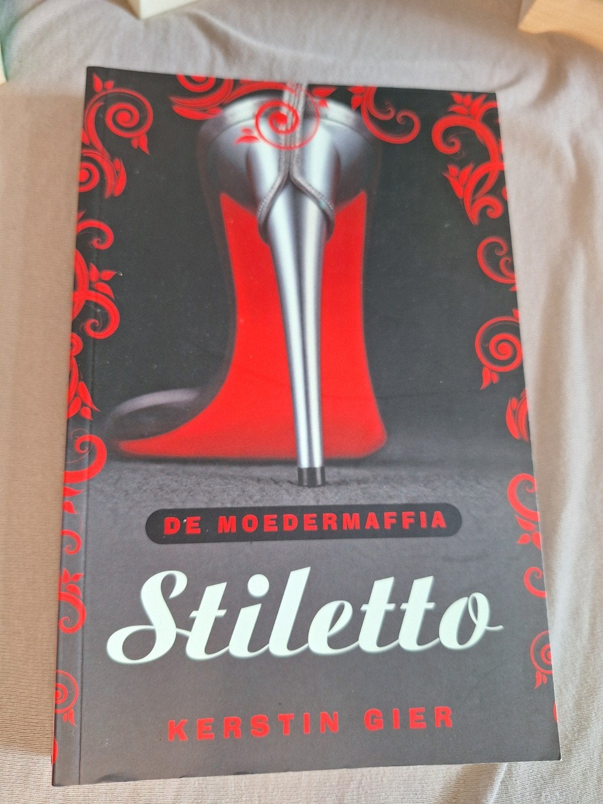 De Moedermaffia: Stiletto - Kerstin Gier (Roman), Ophalen of Verzenden, Gelezen, Kerstin Gier, Europa overig