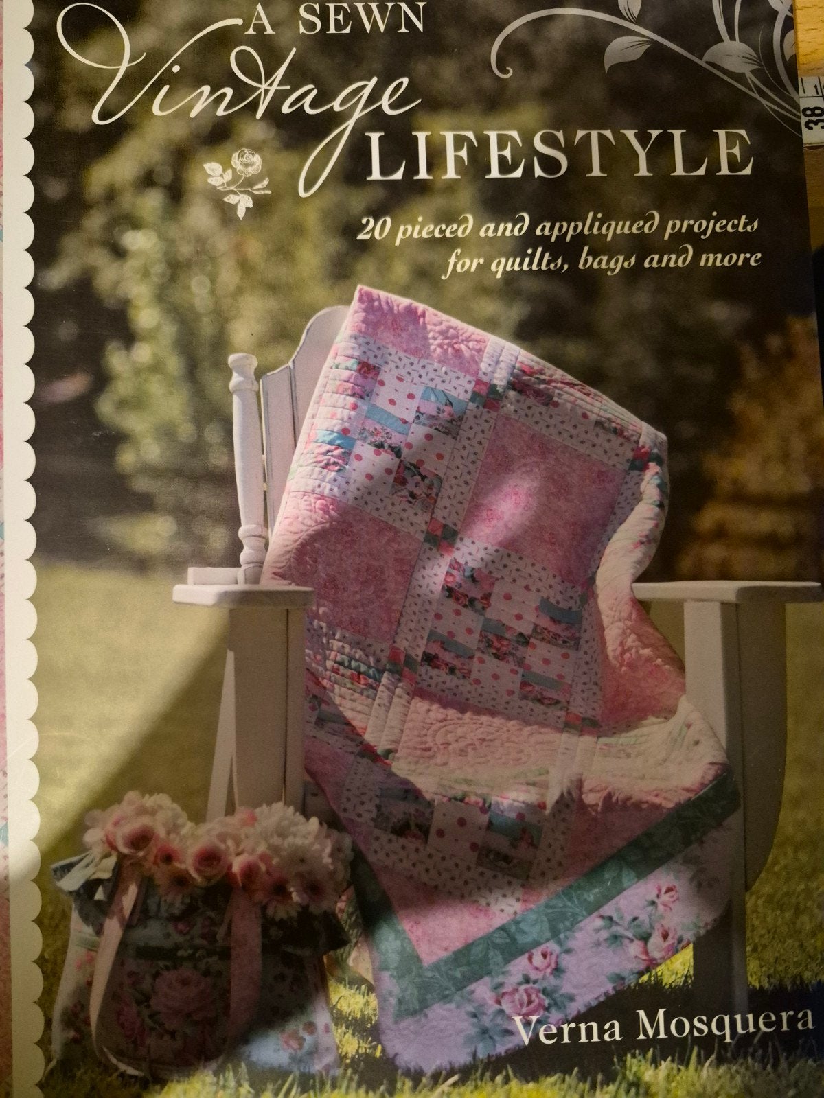 A Sewn Vintage Lifestyle - Quilt- en naaiprojecten, Ophalen of Verzenden, Zo goed als nieuw, Borduren en Naaien, Verna Mosquera