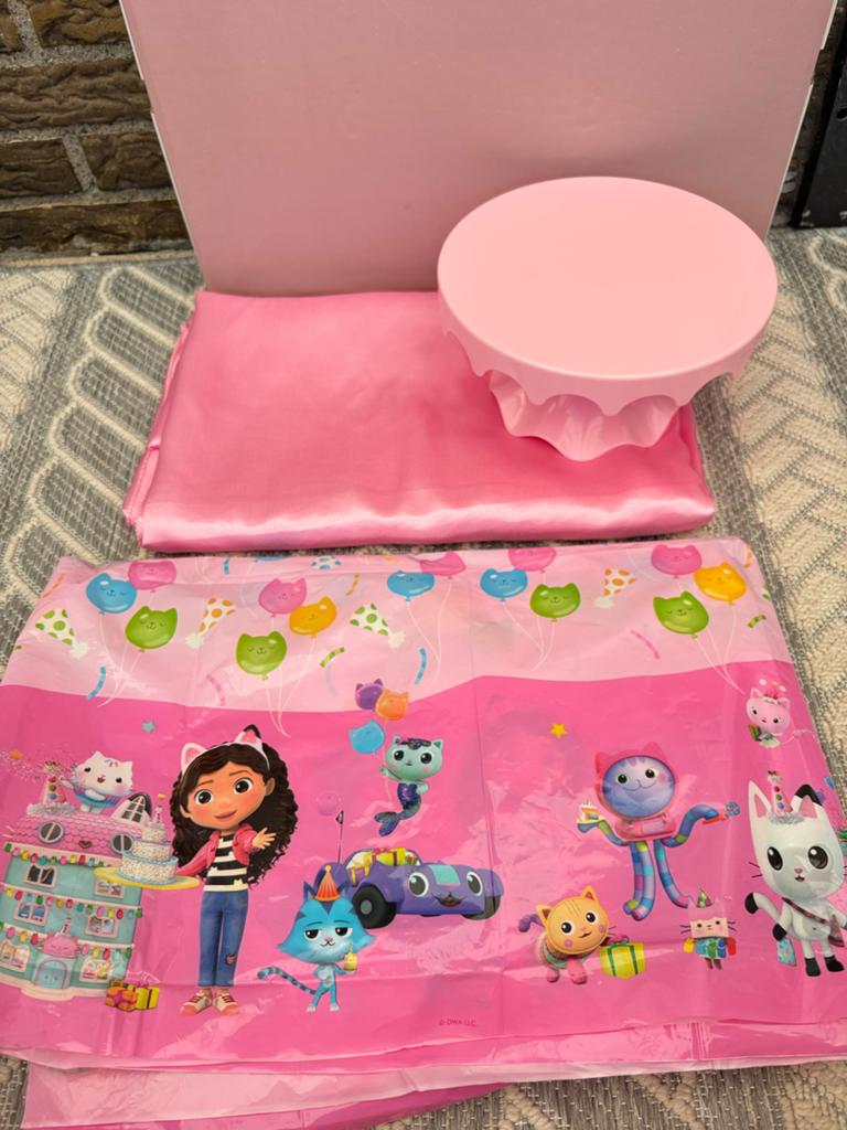 Gabby's Poppenhuis Feestpakket: Tafelkleed & Cake Stand, Ophalen, Zo goed als nieuw, Versiering, Verjaardag