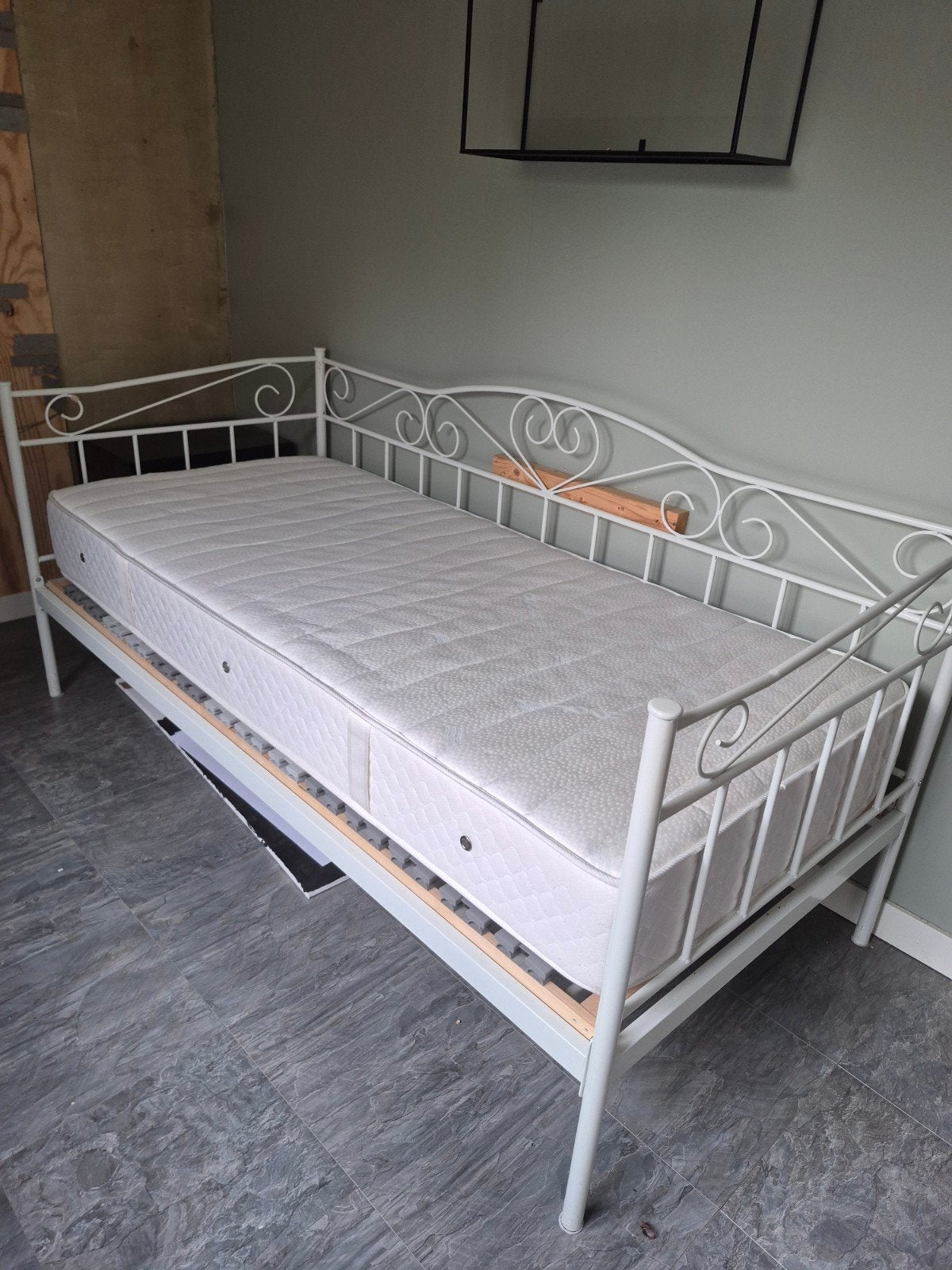 Eenpersoonsbed met matras - Zo goed als nieuw, Huis en Inrichting, Slaapkamer | Bedden, Ophalen, 90 cm, Eenpersoons, Wit