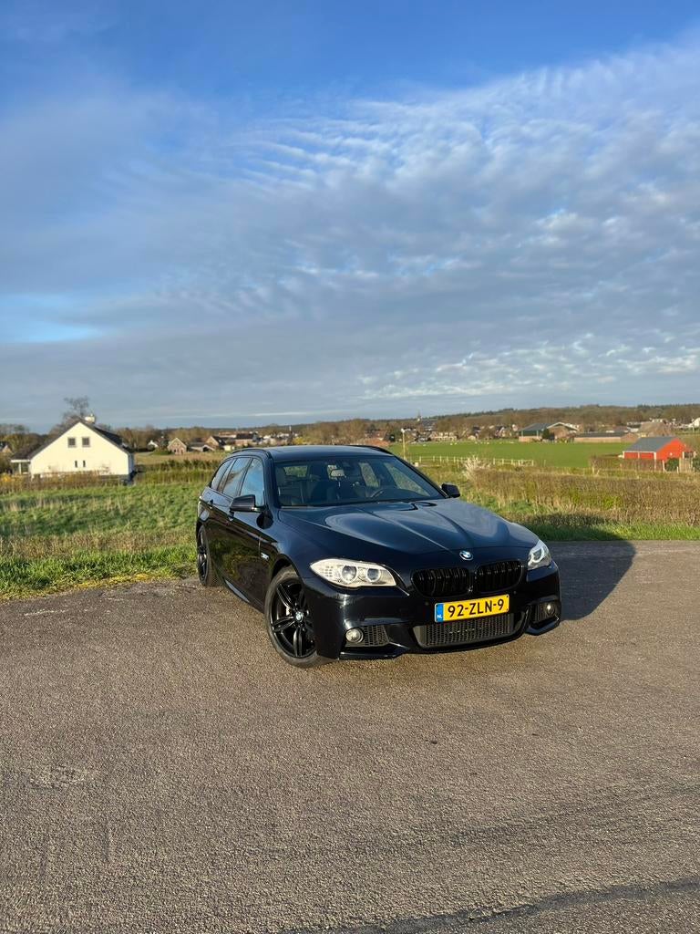 BMW 5-Serie 520I Touring  2013 Zwart NAP, Auto's, Achterwielaandrijving, Zwart, 4 cilinders, 2000 kg