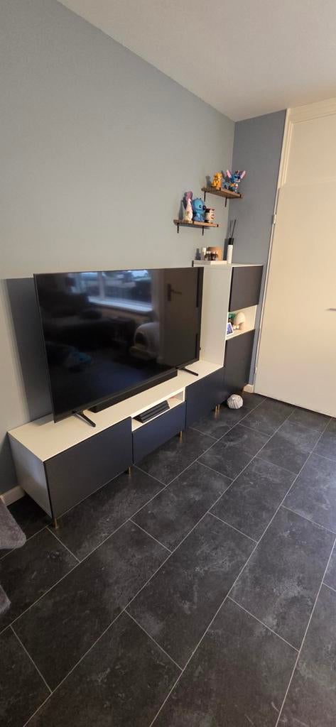 Modern TV-meubel met kastruimte - zonder pootjes, Huis en Inrichting, Kasten | Televisiemeubels, Ophalen, Overige materialen, Gebruikt