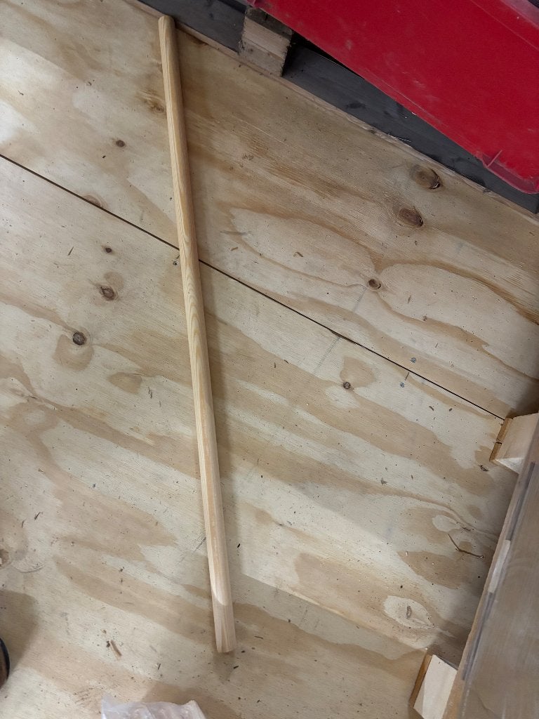 Hout houten stokken ong 27mm en meeste zijn 95cm lang 6 85cm, Doe-het-zelf en Verbouw, Hout en Planken, Ophalen, 25 tot 50 mm