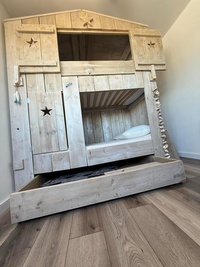 Uniek handgemaakt stapelbed/huisbed van hout, Huis en Inrichting, Slaapkamer | Stapelbedden en Hoogslapers, Ophalen, 90 cm, Tweepersoons