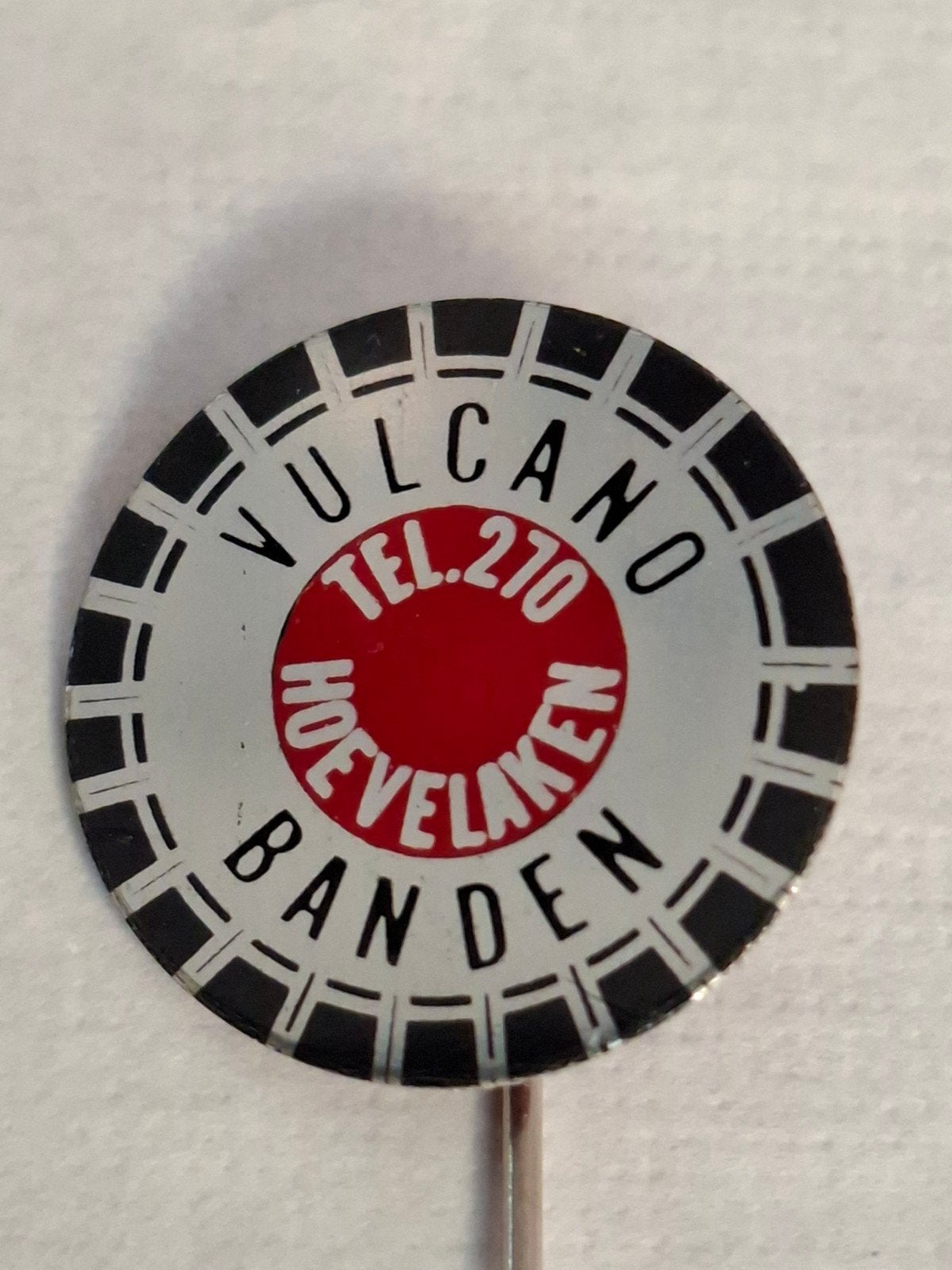 Oud speldje Vulcano Banden Hoevelaken, Ophalen of Verzenden, Gebruikt, Merk, Speldje of Pin
