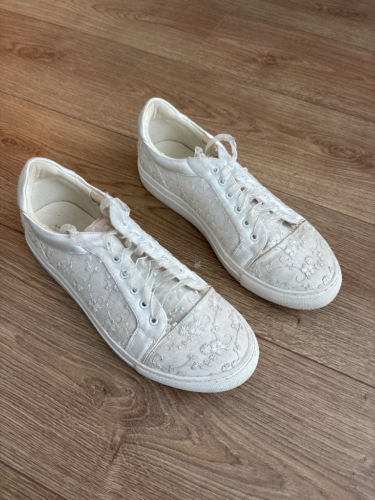 (Bruid)Schoenen, Kleding | Dames, Wit, Ophalen of Verzenden, Sneakers of Gympen, Zo goed als nieuw