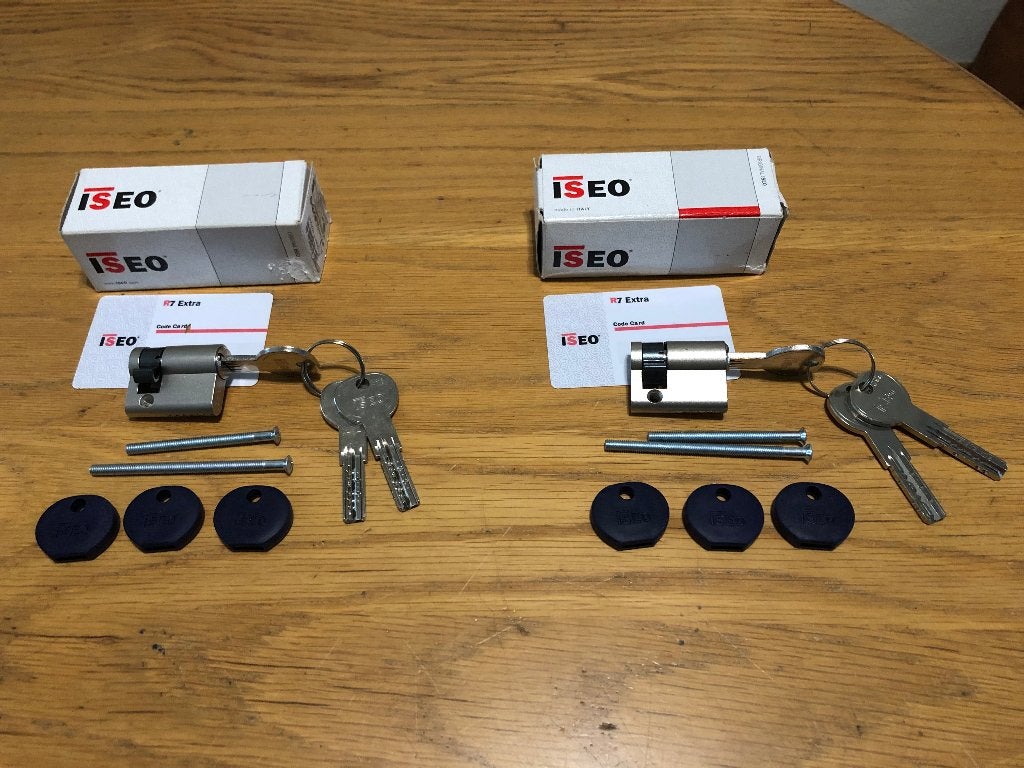 2x ISEO R7 Extra SKG3 halve cilinder 10/30 met cert., NIEUW, Ophalen of Verzenden, Nieuw, Overige materialen, Slot