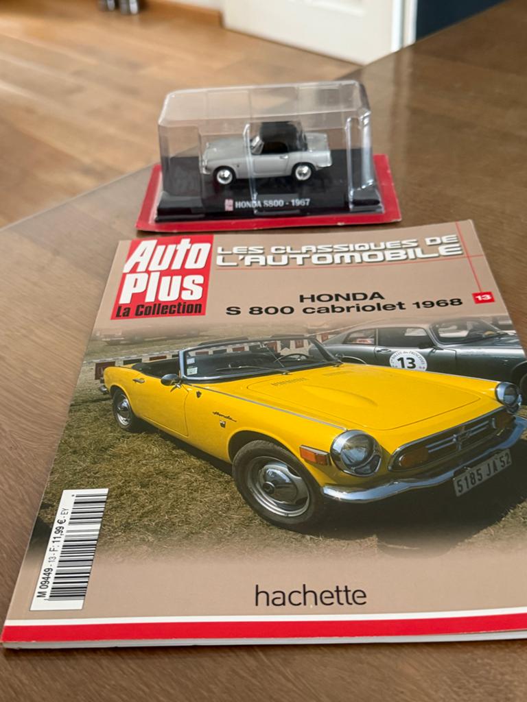 Honda S800 - 1967 modelauto met Auto Plus magazine, Overige merken, Auto, 1:32 tot 1:50, Nieuw