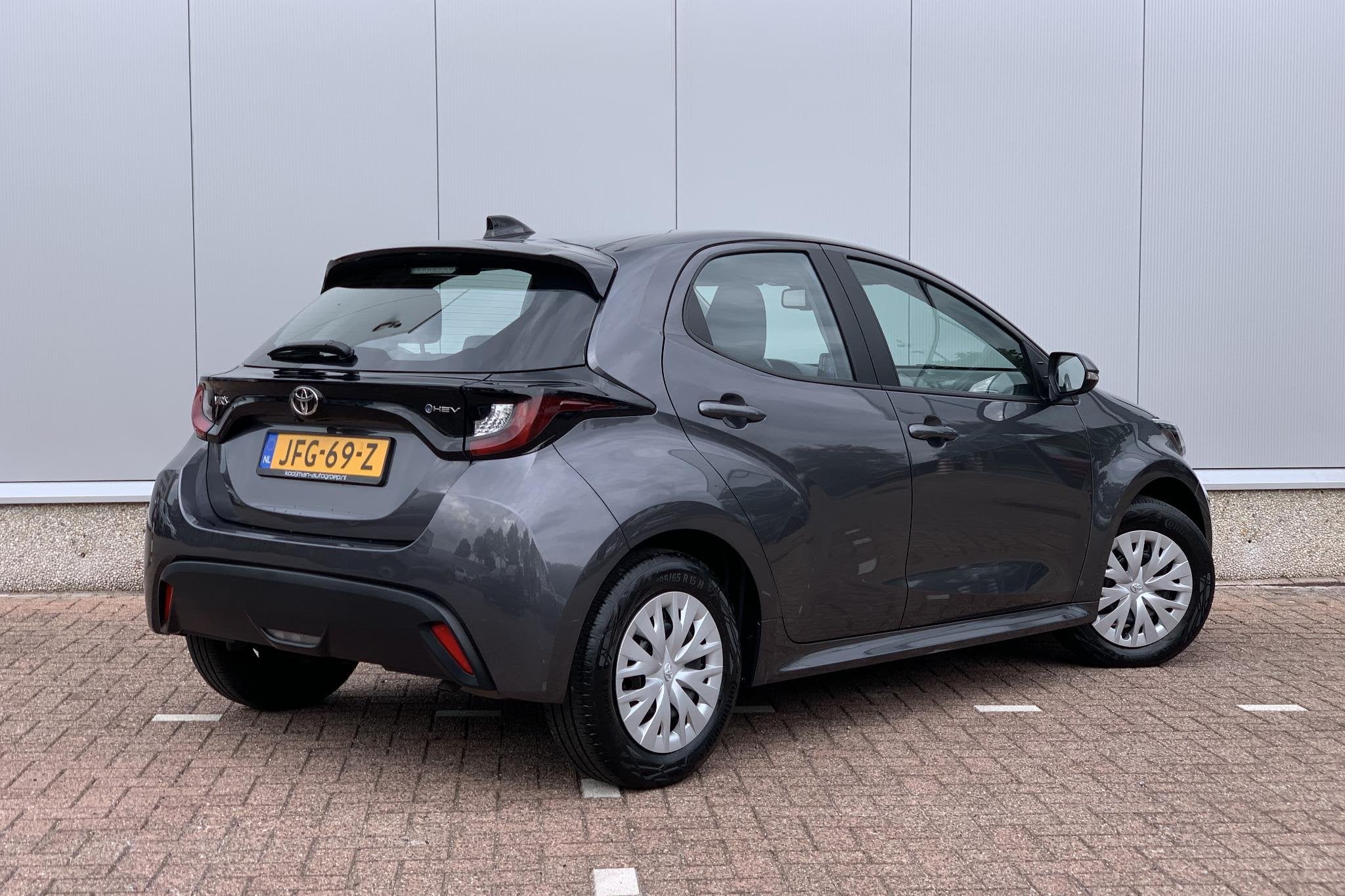 Toyota Yaris 1.5 Hybrid 115 Comfort / Camera / Apple Carplay, Gebruikt, Bedrijf, Hybride Elektrisch/Benzine, 3 cilinders