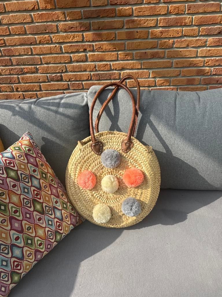 Ronde tas van gevlochten raffia  met pompons, Ophalen of Verzenden, Zo goed als nieuw, Beige, Overige typen