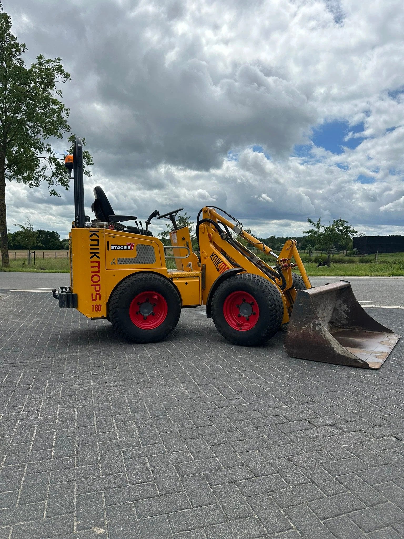Knikmops 180 | Bouwjaar 2021 | 3120 uur (bj 2021), Célestin Toebast, Celestin@hovbv.nl, Hilsdijk 110
8051KE  Hattem, Wiellader of Shovel