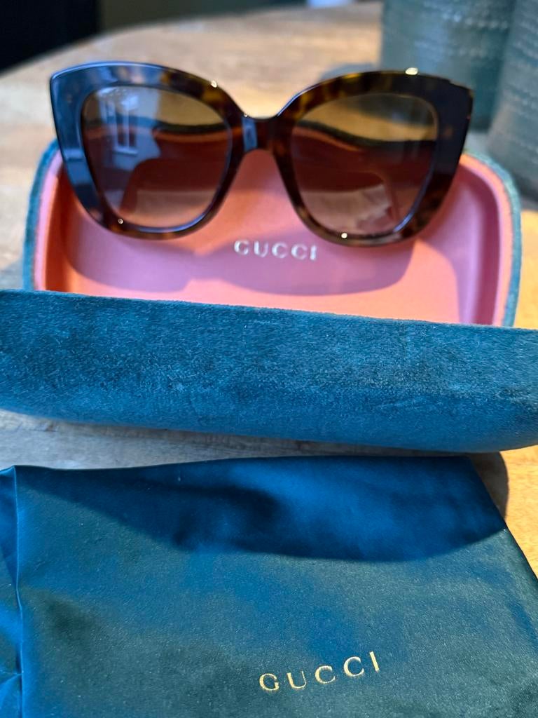 Gucci zonnebril met etui en doekje, Sieraden, Tassen en Uiterlijk, Zonnebrillen en Brillen | Dames, Ophalen of Verzenden, Zo goed als nieuw