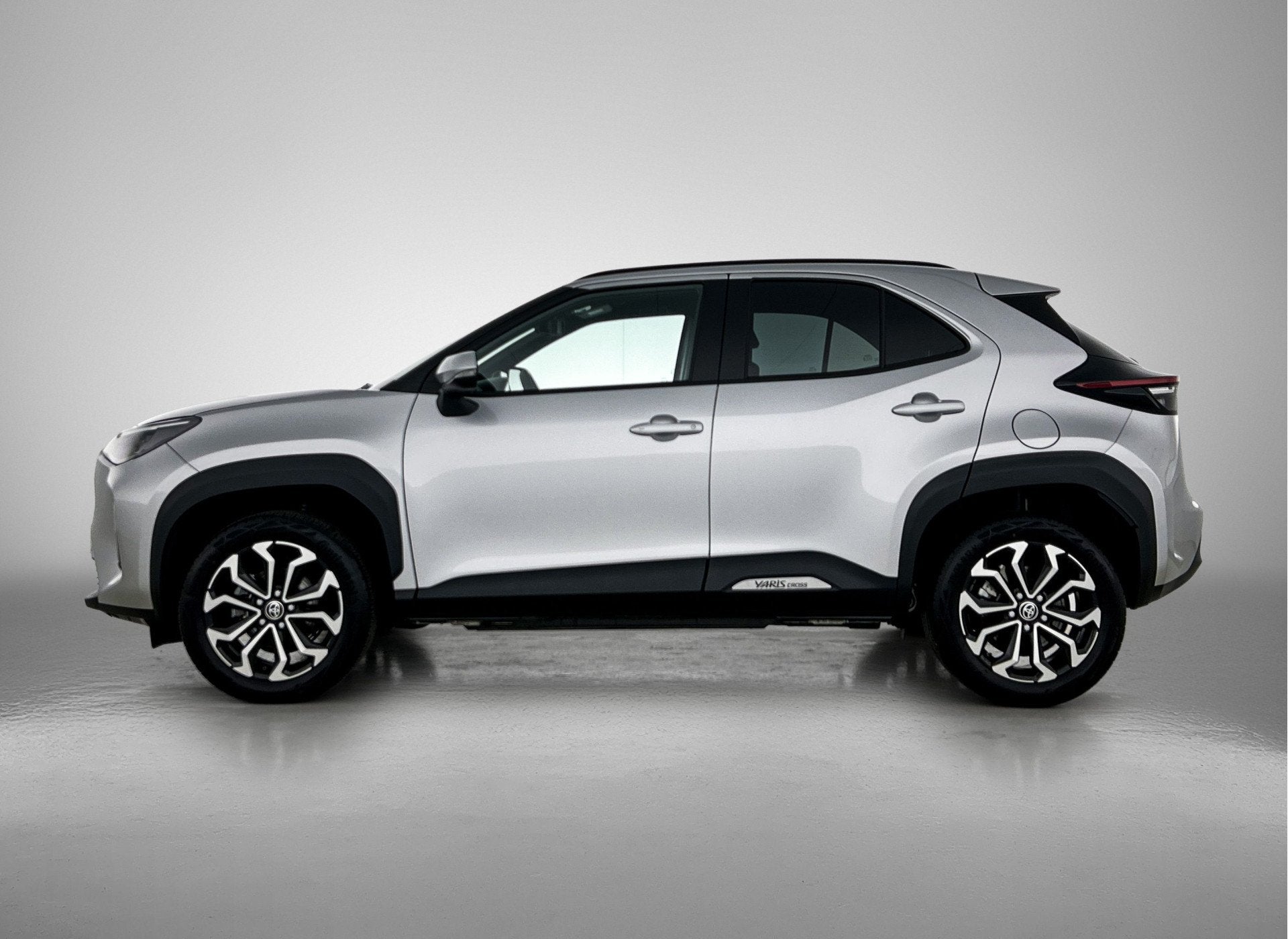 Toyota Yaris Cross 1.5 Hybrid 115 First Edition | BTW voertu, 12 maanden, Stof, Gebruikt, Start-stop-systeem
