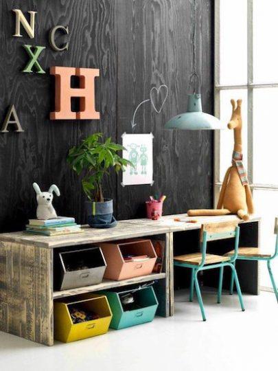 Kidsdepot Houten Bureau met Twee Stoelen - Industriële Stijl, Huis en Inrichting, Woonaccessoires | Kisten, Ophalen, 100 tot 150 cm