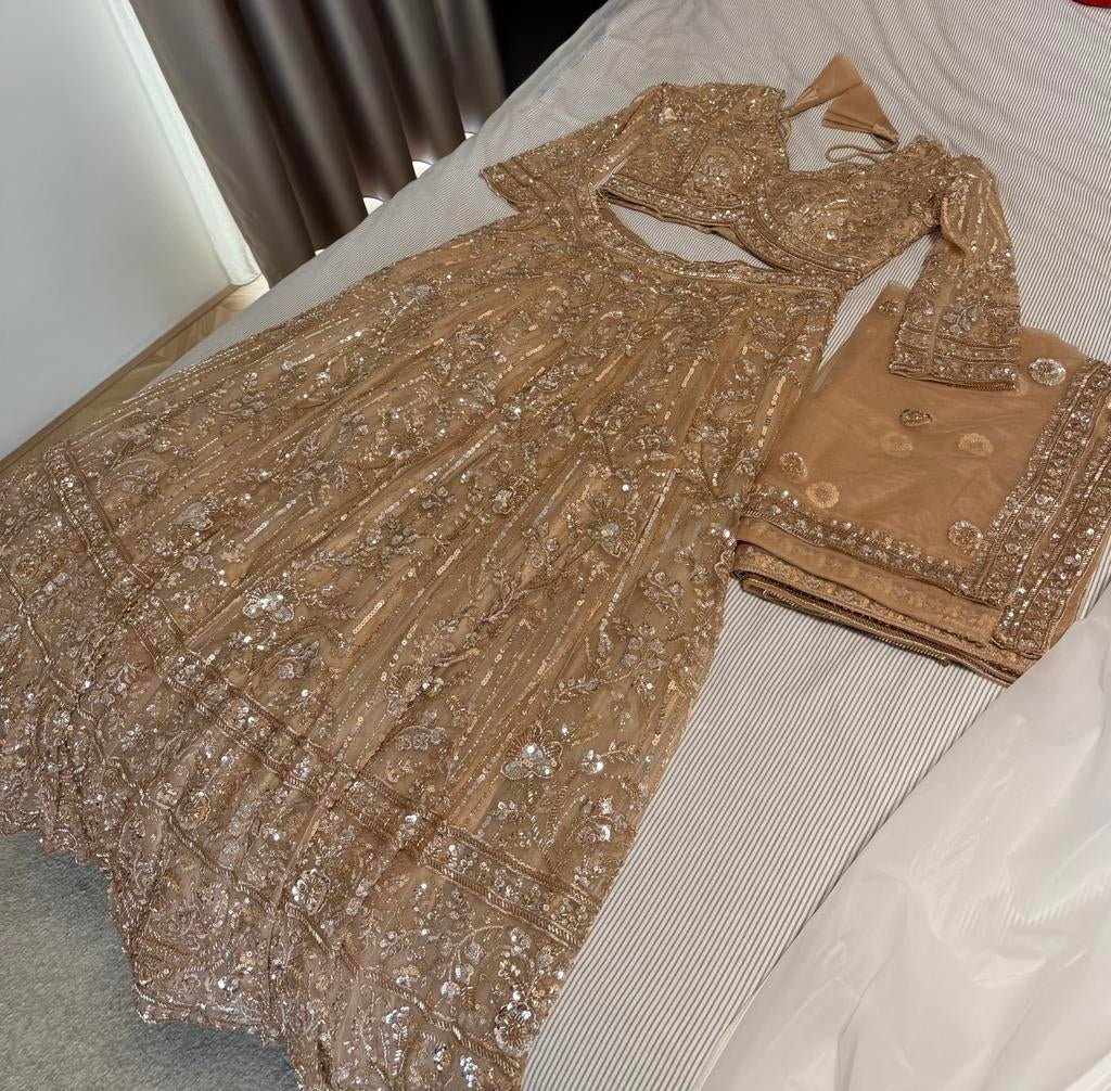 Zwarte rosé anarkali en beige goud lehenga, Maat 38/40 (M), Overige typen, Overige kleuren, Nieuw
