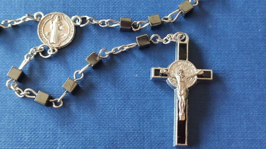 524 Mooie Hematiet rozenkrans met H. Benedictus, Ophalen of Verzenden, Zo goed als nieuw, Overige typen, Christendom | Katholiek
