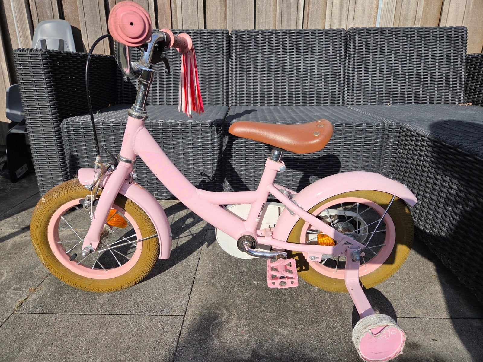 Amigo kinderfiets roze 12 inch met zijwieltjes, Fietsen en Brommers, Ophalen, Zijwieltjes, Gebruikt, Velgrem