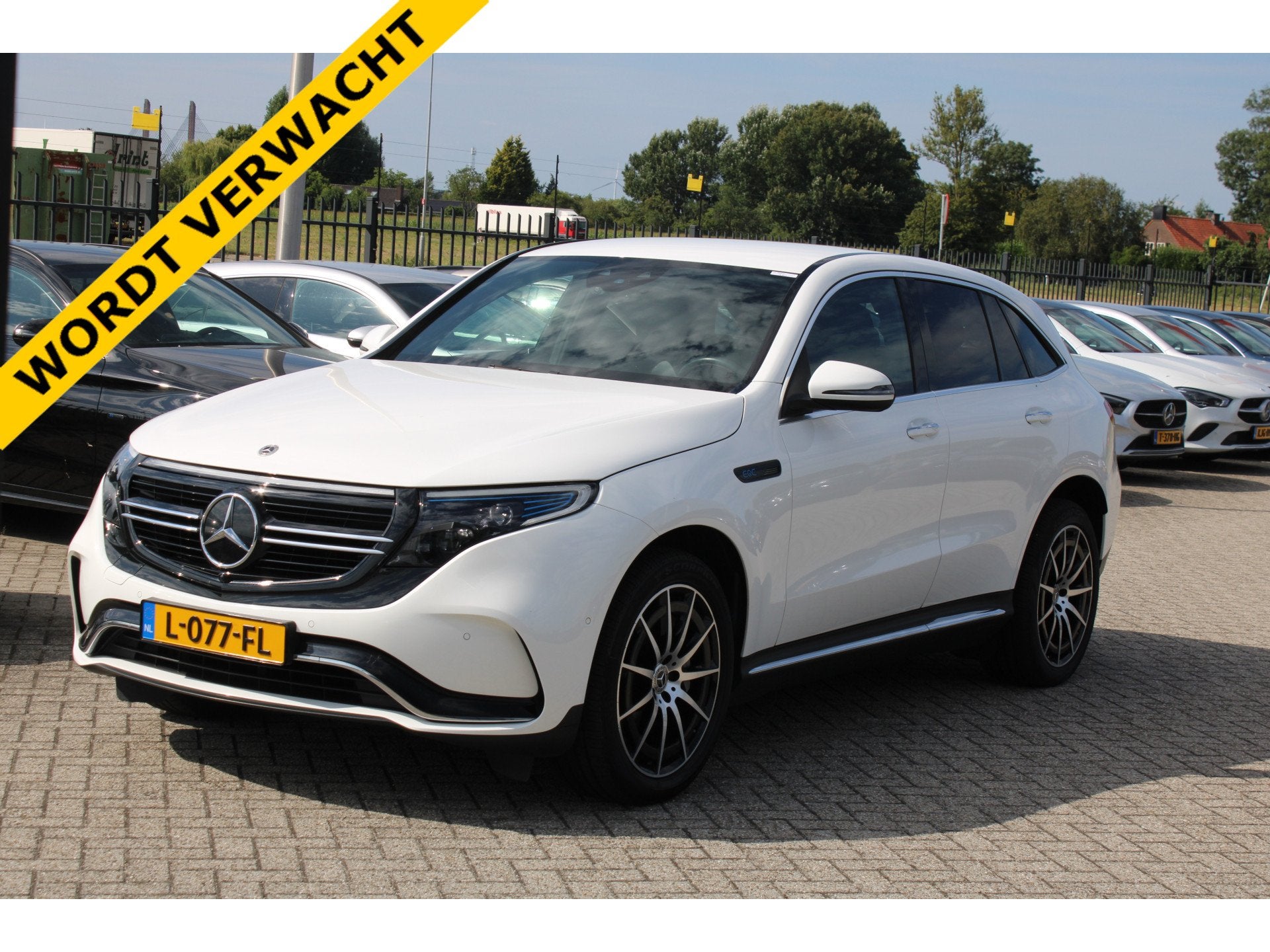 Mercedes-Benz EQC 400 4MATIC 80kWh Business Solution AMG LIN, Auto's, Automaat, 392 km, Zwart, Wit