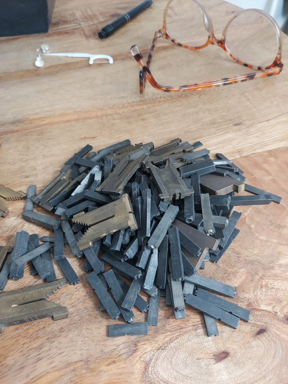 Oude letters en plaatjes van drukkerij (krant), Ophalen of Verzenden, Voor 1920, Nederland, Knipsel(s)