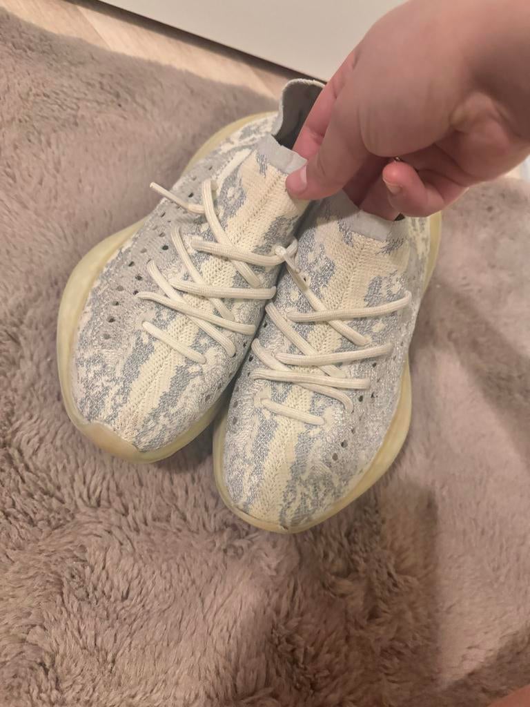 Yeezy Boost 380 - Maat 37, Kleding | Dames, Schoenen, Ophalen of Verzenden, Gedragen, Grijs, Sneakers of Gympen