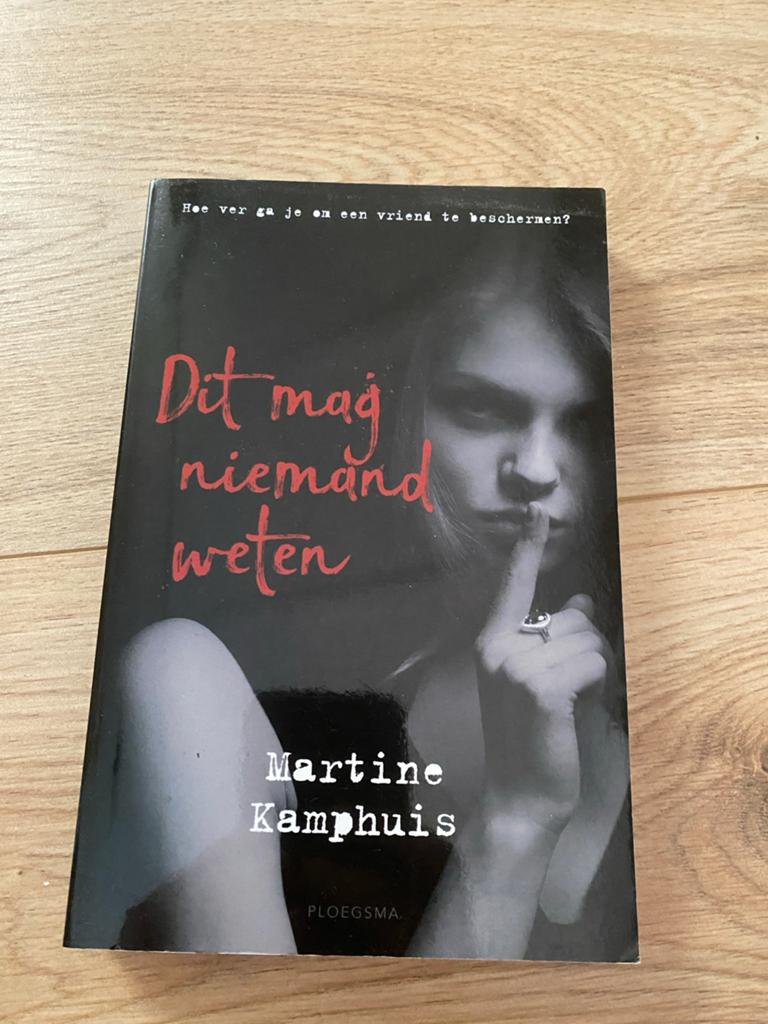Martine Kamphuis - Dit mag niemand weten, Ophalen of Verzenden, Zo goed als nieuw, Martine Kamphuis