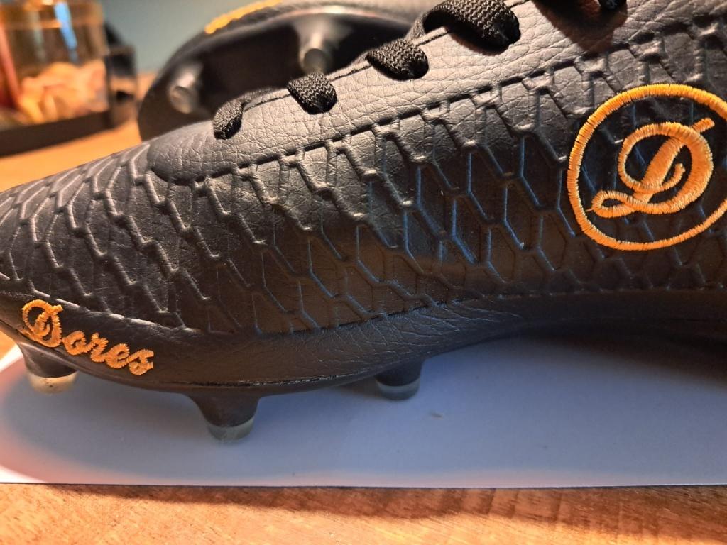 Dores voetbalschoenen maat 41 – zwart/goud, Sport en Fitness, Voetbal, Maat XS of kleiner, Schoenen, Nieuw, Ophalen of Verzenden