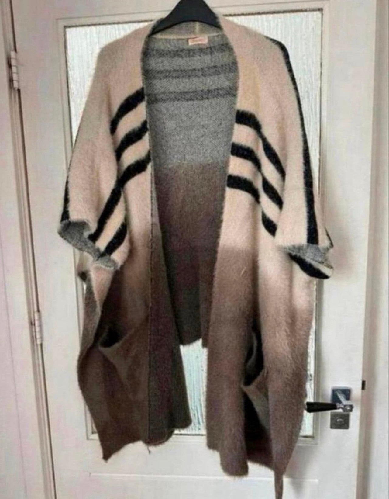 Warme fluffy poncho / vest van ambika – one size, Kleding | Dames, Ophalen of Verzenden, Zo goed als nieuw
