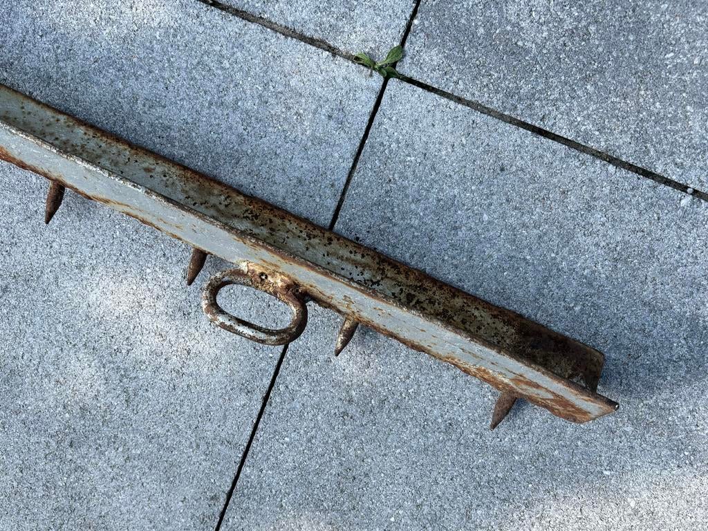Oude metalen strip met vleeshaken - Slagerij decoratie, Antiek en Kunst, Ophalen