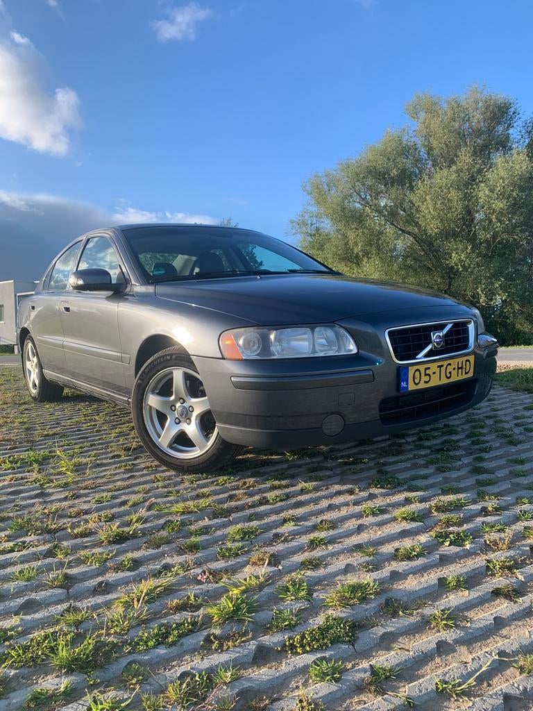 Volvo S60 2.4 140PK 2006 Grijs, Auto's, Volvo, Voorwielaandrijving, S60, 75 €/maand, Grijs