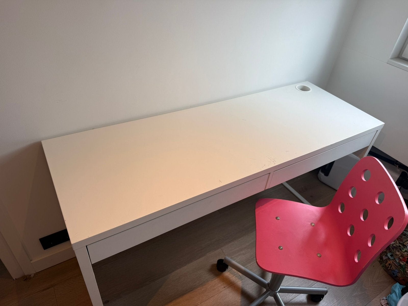 IKEA Micke bureau wit met lades en roze bureaustoel, Ophalen, Gebruikt, Met lades, Spaanplaat of MDF