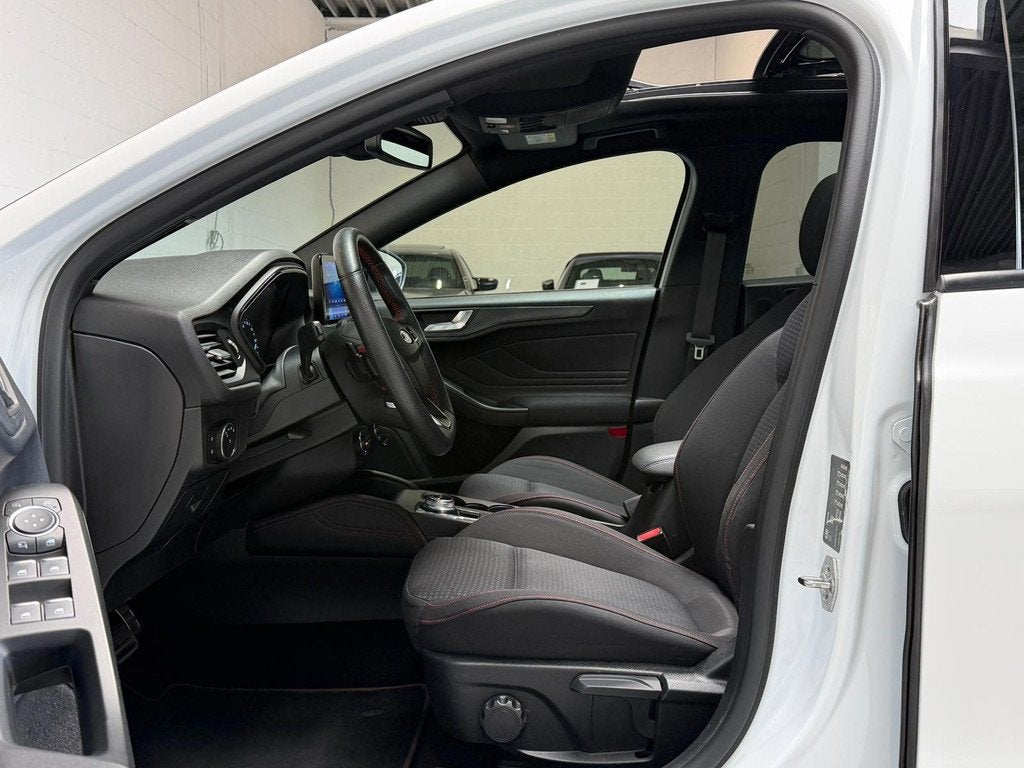 Ford FOCUS 1.0 EcoBoost ST Line - PANO - B&O - CAMERA, Gebruikt, Wit, Bedrijf, 3 cilinders
