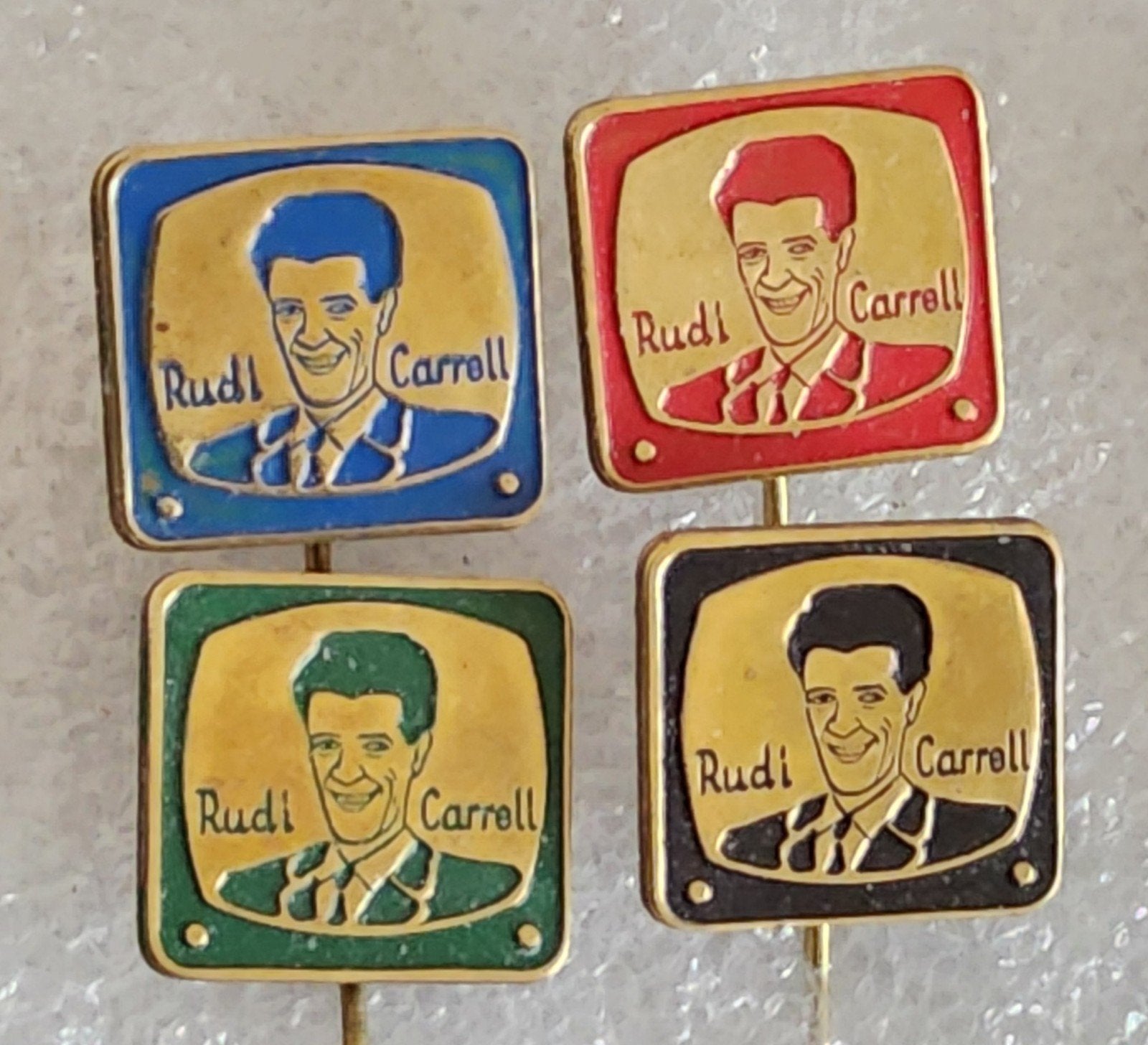 4 Speldjes Rudi Carrell in diverse kleuren, Ophalen of Verzenden, Gebruikt, Overige onderwerpen, Speldje of Pin