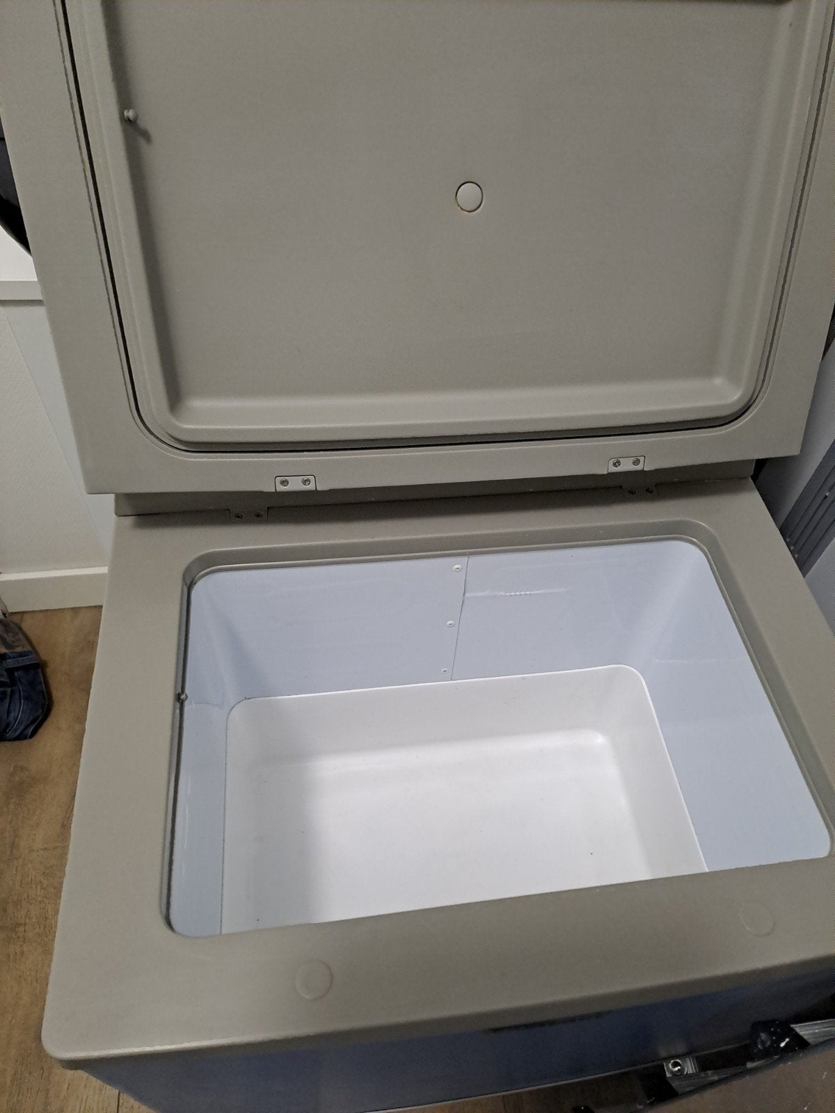 Mobicool camping koelbox met standaard, Ophalen