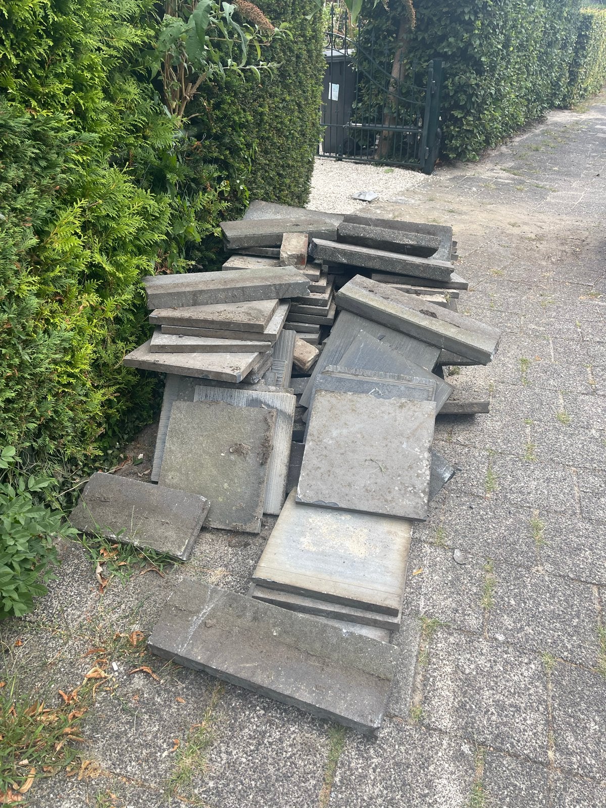 Gratis af te halen: Grijze tegels 40x40 cm en opsluitbanden, Ophalen, Gebruikt, 5 tot 10 m², Beton