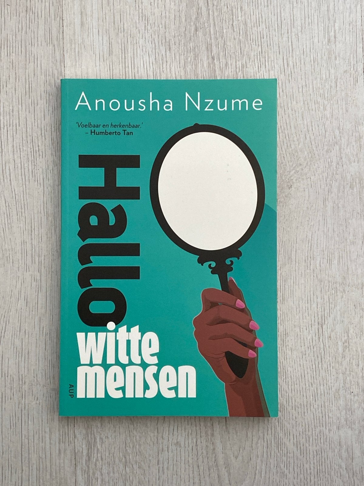 Hallo witte mensen - Anousha Nzume (Boek), Boeken, Ophalen of Verzenden, Zo goed als nieuw, Nederland