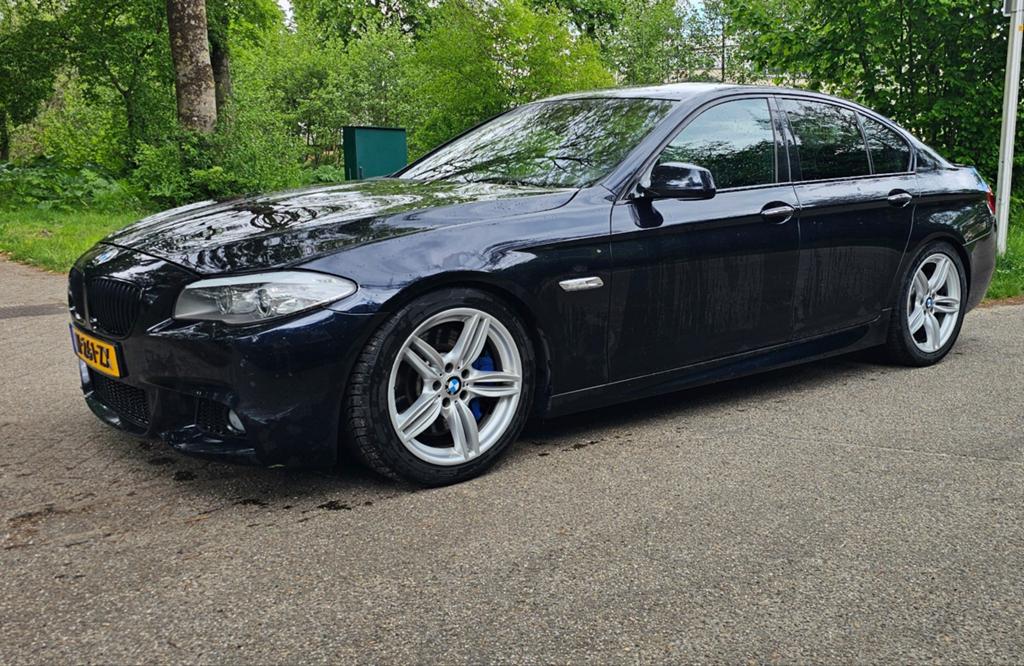 BMW 5-Serie 550i 2011 Zwart - M-line Sportpakket, Automaat, Euro 5, Achterwielaandrijving, 2000 kg