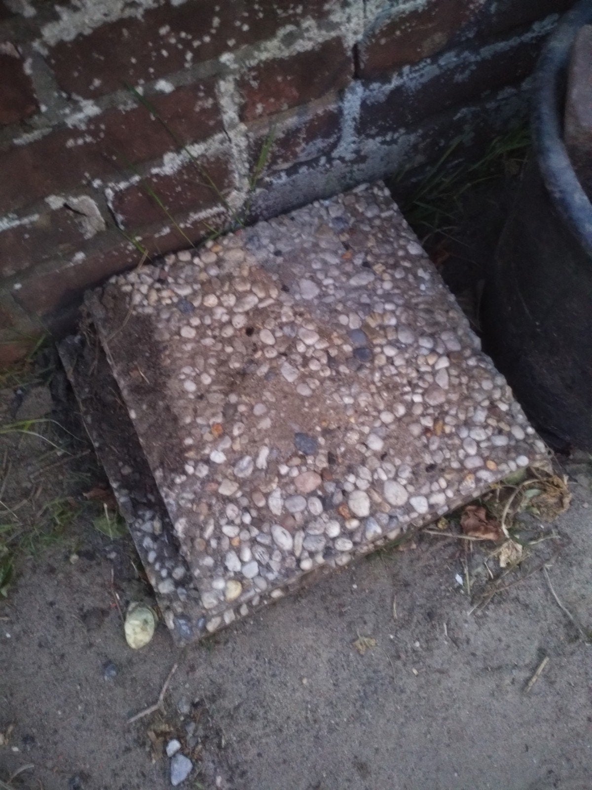 Gratis twee 30x30 grindtegels, Tuin en Terras, Ophalen, Gebruikt, Beton, Terrastegels