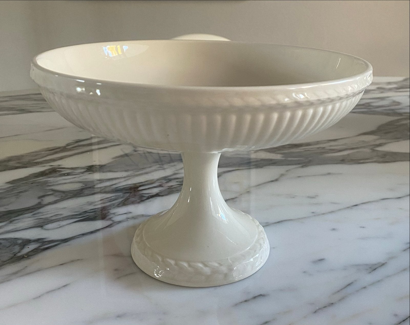 Wedgwood Edme schaal op voet, Ophalen of Verzenden