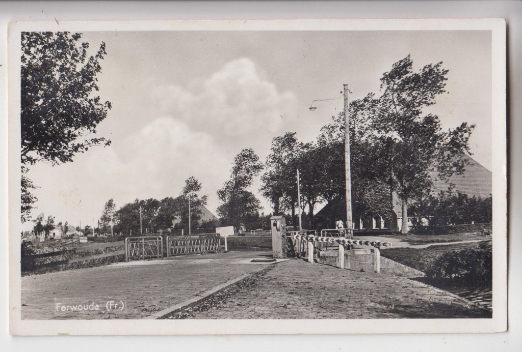 090 Ferwoude 1950 Dorpsgezicht Brug Uitg Bakker Ferwoude B35, Verzamelen, Verzenden, 1940 tot 1960, Gelopen, Friesland